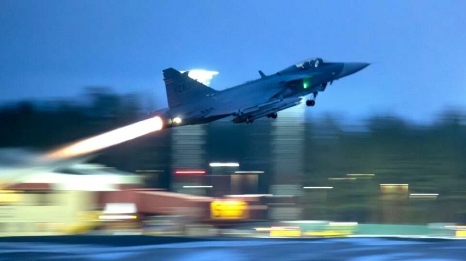 Et Jas Gripen-fly fra det svenske luftforsvaret tar av fra flyplassen Luleå-Kallax under øvelsen Nordic Response i mars. Foto: Anders Wiklund / TT via AP / NTB