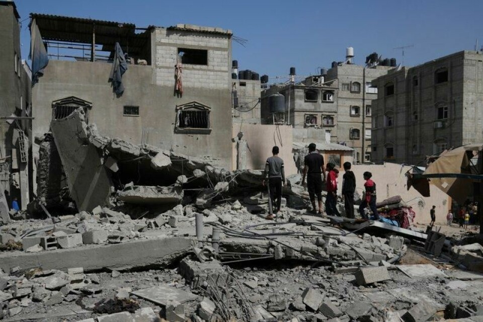 Palestinere ser på et hus som ble ødelagt i et israelsk angrep mot Khan Younis sør på Gazastripen. Palestinere ser på et hus som ble ødelagt i et israelsk angrep mot Khan Younis sør på Gazastripen. Foto: Abdel Kareem Hana / AP / NTB