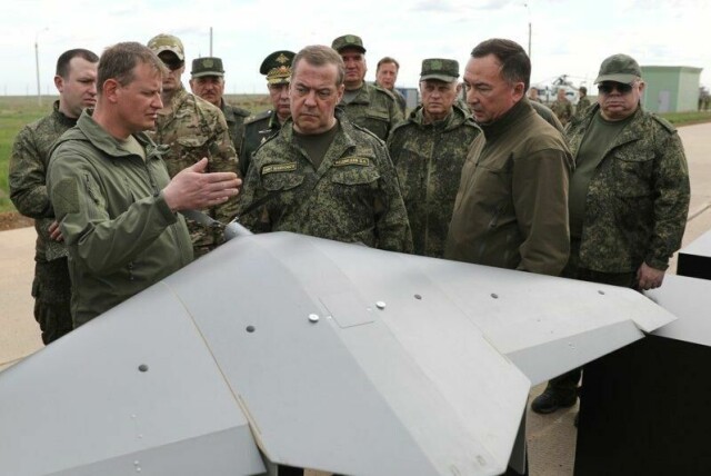 Russland vil svare på det ukrainske droneangrepet mot flybaser, lover nestlederen i Russlands nasjonale sikkerhetsråd, Dmitrij Medvedev (i midten). I april besøkte han en militærbase i Astrakhan-regionen.