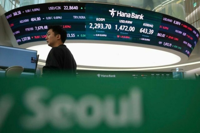 Den amerikanske dollaren svekket seg torsdag. Her ser vi kursen mellom amerikanske dollar og sørkoreanske won hos en valutahandler i Seoul, Sør-Korea, torsdag.