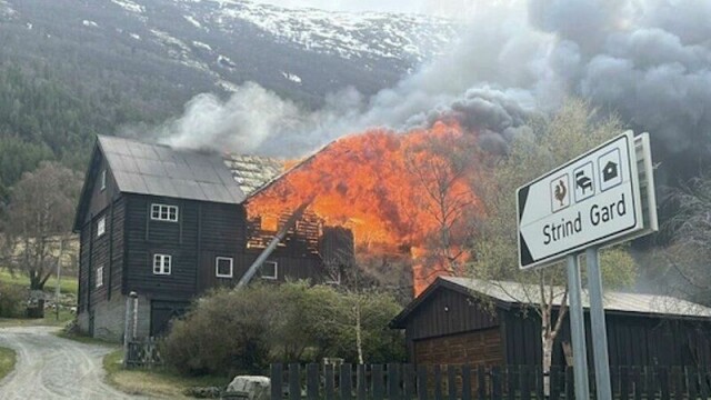 Til sammen 130 dyr og 15 høner brant inne da det tok full fyr i et fjøs i Lom i Innlandet onsdag. Det er ikke meldt om personskader.