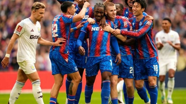 Eberechi Eze hamret Crystal Palace i ledelsen mot Aston Villa i FA cupen. Nick Potts / AP / NTB