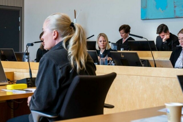 Tone Ingebrigtsen i vitneboksen i Sør-Rogaland tingrett sist mandag. Hun krevde å få vitne for lukkede dører i straffesaken mot ektemannen Gjert Ingebrigtsen. Hennes sønn Jakob Ingebrigtsen (t.h.) er en av de fornærmede.