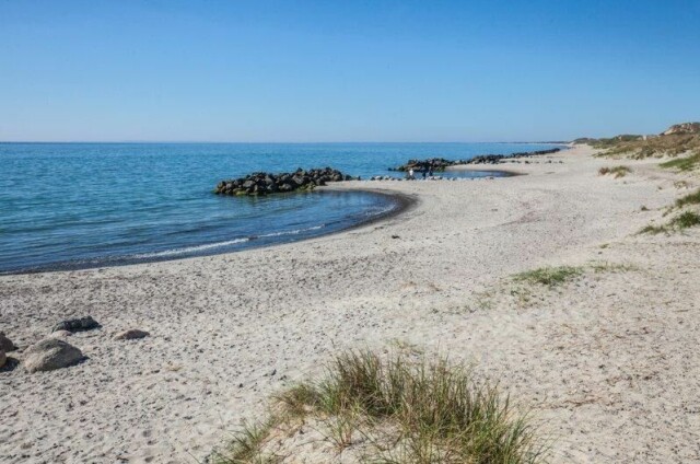 Danske feriehus, og tilhørende sandstrender som denne i Skagen, har vært populært blant nordmenn. Men i fjor falt antall overnatting med en tredel, og den sterke danske kronekursen får skylden.