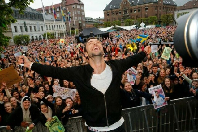 Det blir ingen Sverige-konserter for Måns Zelmerlöw i sommer – han avlyser. Her er han i kjølvannet av Eurovision-seieren i 2015.