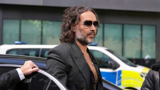 Russell Brand på vei inn i rettssalen i London fredag. Der nektet han straffskyld på samtlige tiltalepunkter.