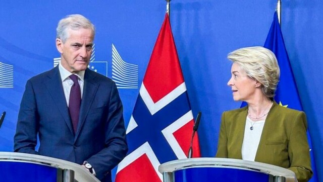 Norge er ikke politisk representert i de EU-fora hvor politikk utformes, sitter ikke ved bordet der beslutningene treffes, og må lydig iverksette vedtakene. Dette gir derfor en direkte av-demokratiserende effekt for Norge, og også en tidsforskyvning mellom når beslutninger fattes i Brussel og når de treffer den norske politiske dagsorden.