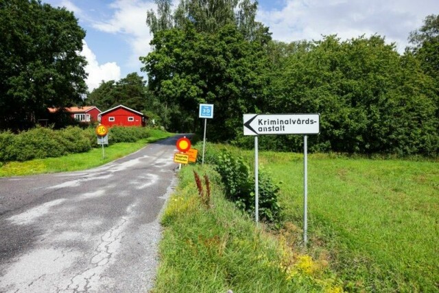 Den svenske regjeringen vil leie fengselsplasser i Estland på grunn av for lite kapasitet i svenske fengsler.