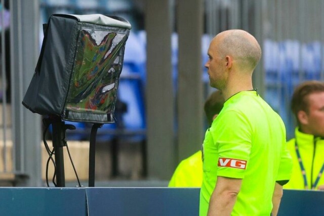 Dommer Christian Moen sjekker VAR for mulig straffespark under eliteseriekampen i fotball mellom Strømsgodset og Brann på Marienlyst stadion.
