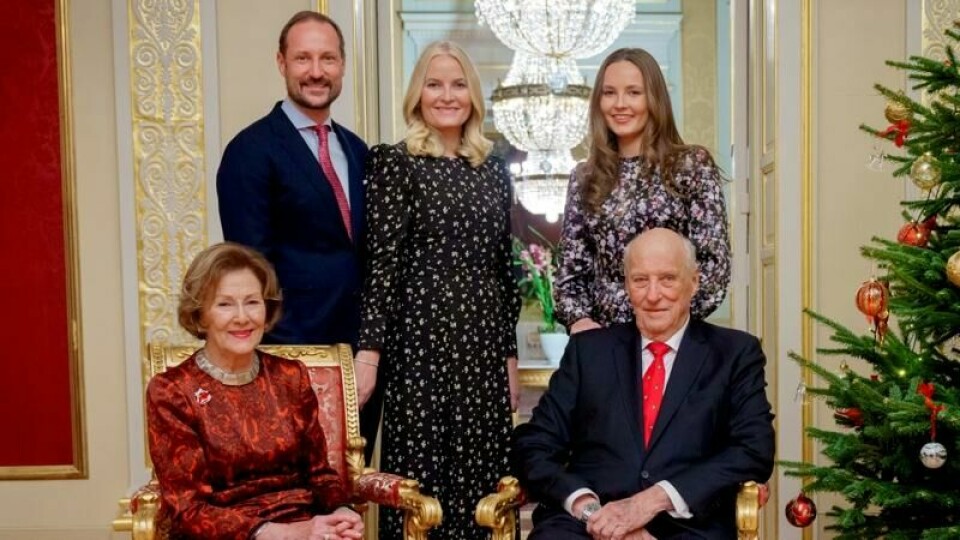 Kronprinsesse Mette-Marit (midten) sier året og høsten har vært krevende for kongefamilien. Her sammen med Kong Harald og dronning Sonja, kronprins Haakon og prinsesse Ingrid Alexandra.