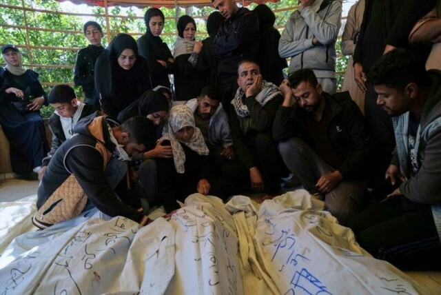 Palestinere i sorg ved likene av slektninger som skal ha blitt drept i israelske luftangrep påskeaften i Khan Younis sør i Gaza.