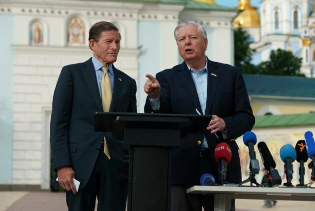 Senatorene Lindsey Graham (t.h.) og Richard Blumenthal var i Kyiv fredag for samtaler med Ukrainas president Volodymyr Zelenskyj. Graham sier et lovforslag om Russland-sanksjoner ventes å bli behandlet i Senatet til uka.