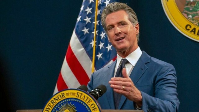 Guvernør Gavin Newsom går rettens vei i et forsøk på å fjerne Donald Trumps tollmurer.