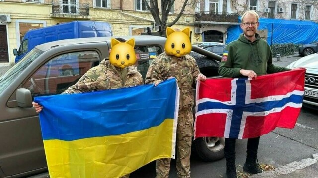 Russlands fullskala-invasjon i februar 2022 vekket et sterkt engasjement hos advokaten Ole Kvåle. Siden dengang har foreningen hans samlet inn 12 millioner kroner til biler, til Ukrainas hær. Av sikkerhetsgrunner er ansiktene til de ukrainske soldatene skjult. Foto og sladding: Ukrainian Freedom Convoys