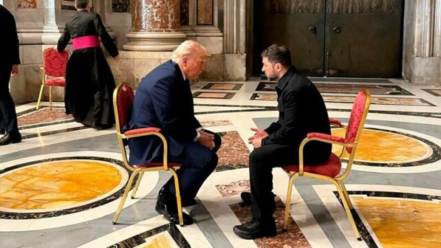 Trump og Zelenskyj møttes ine i Peterskirken lørdag.