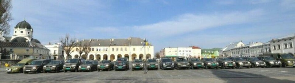 Foreningen Ukrainian Freedom Convoys samlet i fjor inn åtte millioner kroner til sitt arbeid i Ukraina. På bildet står en konvoi på atten grønnmalte norske biler klare på et torg i den ukrainske byen Lviv. Foreningen Ukrainian Freedom Convoys samlet i fjor inn åtte millioner kroner til sitt arbeid i Ukraina. På bildet står en konvoi på atten grønnmalte norske biler klare på et torg i den ukrainske byen Lviv. Foto: UFC