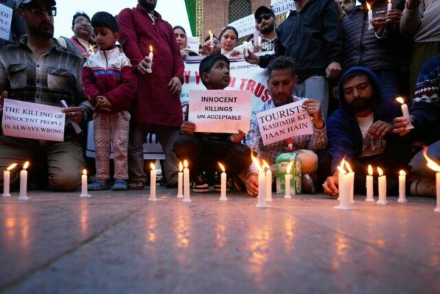 Flere deltok i en protest etter at 26 turister ble drept i et angrep i den indiskkontrollerte delen av Kashmir tirsdag.
