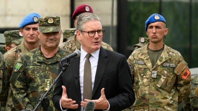 Statsminister Keir Starmer varsler bygging av seks nye fabrikker for produksjon av våpen og ammunisjon. 15. mai besøkte han et militært museum i Tirana i Albania.