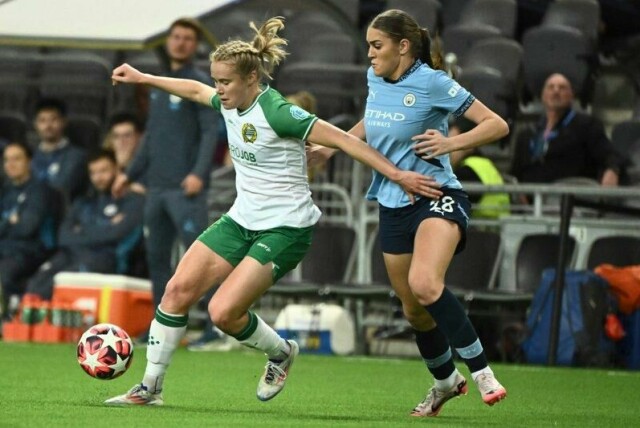 Julie Blakstad (til v.) scoret da Hammarby innok tabelltoppen i Allsvenskan med 2-1-seier over Piteå.