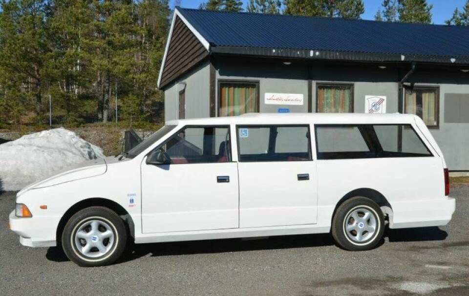 LAAAAANG: Sett fra siden får man et inntrykk av hvor lang bilen faktisk er. LAAAAANG: Sett fra siden får man et inntrykk av hvor lang bilen faktisk er. Foto: Frank Williksen