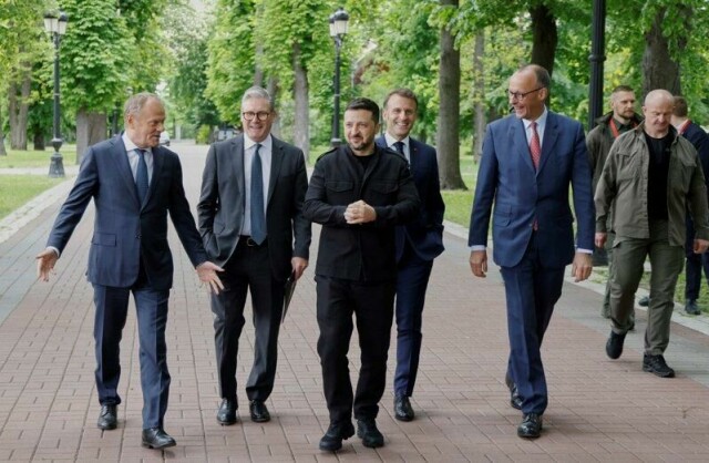 Fra venstre: Polens statsminister Donald Tusk, Storbritannias statsminister Keir Starmer, Ukrainas president Volodymyr Zelenskyj, Frankrikes president Emmanuel Macron og Tysklands forbundskansler Friedrich Merz går side om side rundt Marinskij-palasset i Kyiv i starten av mai.