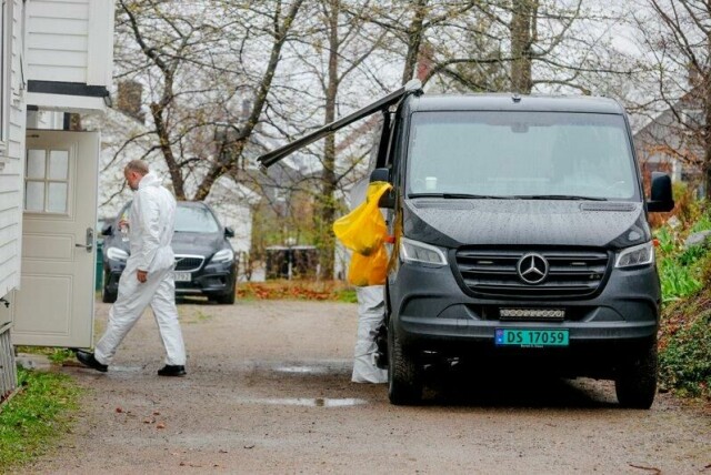 Kriminalteknikere fra da de jobbet i boligen i Stokke onsdag.