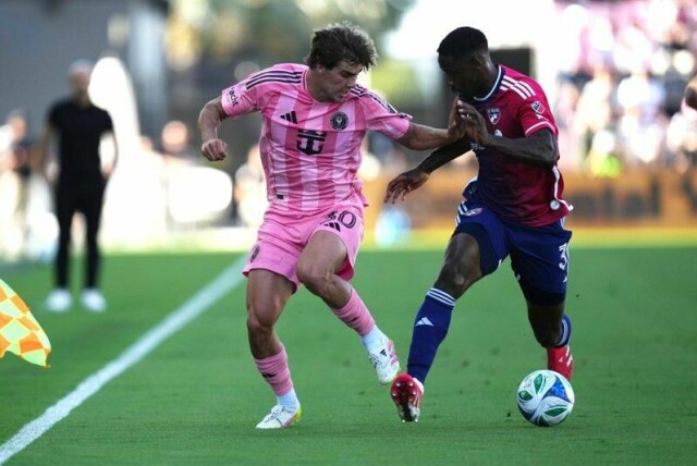 Inter Miamis Benjamin Cremaschi (til venstre) i duell mot FC Dallas-spiller Osaze Urhoghide. Sistnevnte scoret ett av målene da Dallas vant kampen 4–3. Miami-stjernen Lionel Messi spilte ikke kampen.