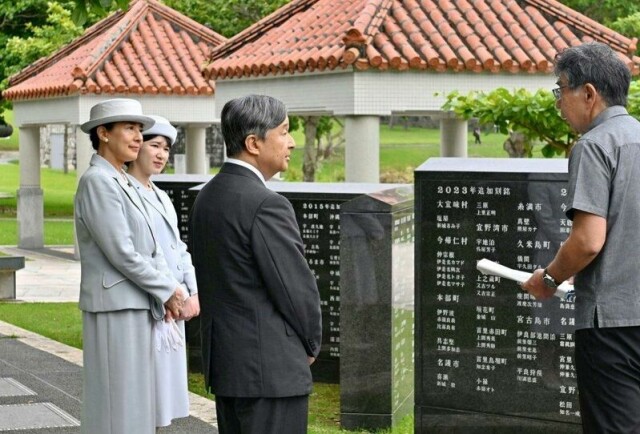 Japans keiser Naruhito (i midten), keiserinne Masako og deres datter, prinsesse Aiko, besøkte onsdag Okinawa. Der ba de for ofrene for det blodige slaget på øya for 80 år siden.