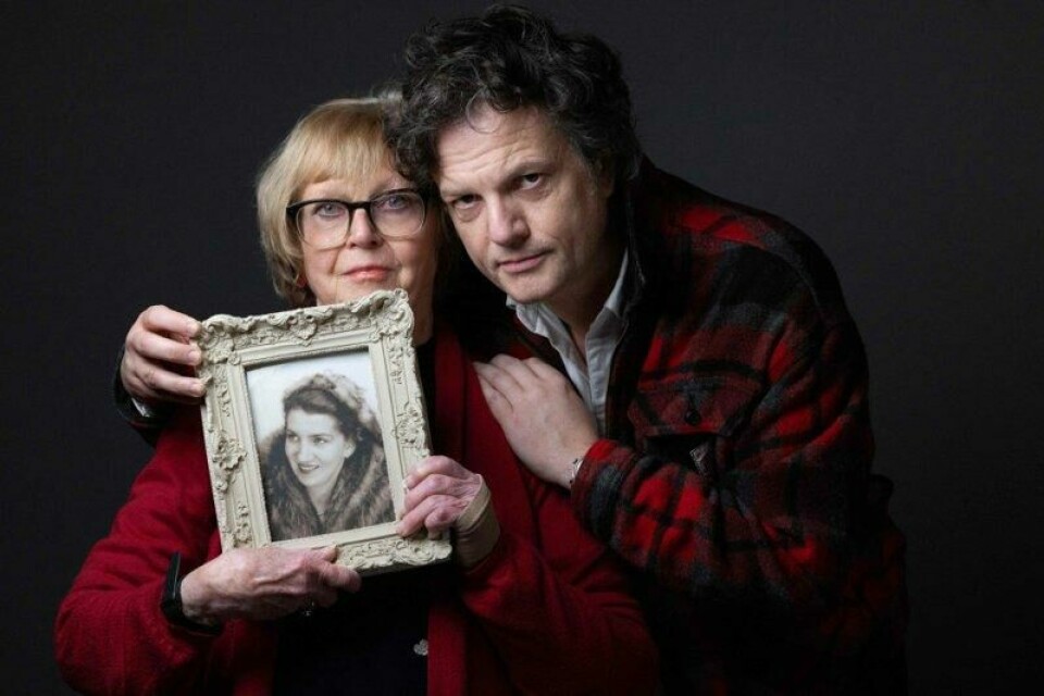 Sylvie Aylmer holder et portrett av sin mor, motstandskjemperen Madeleine Aylmer-Roubenne, sammen med sin sønn Guillaume. Sylvie Aylmer holder et portrett av sin mor, motstandskjemperen Madeleine Aylmer-Roubenne, sammen med sin sønn Guillaume. Foto: JOEL SAGET / AFP