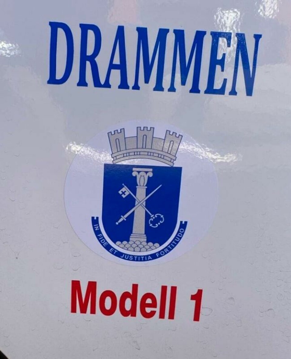 LOKALKOLORITT: Drammen Modell 1 står det nede på forskjermen, med Drammens byvåpen. LOKALKOLORITT: Drammen Modell 1 står det nede på forskjermen, med Drammens byvåpen. Foto: Frank Williksen