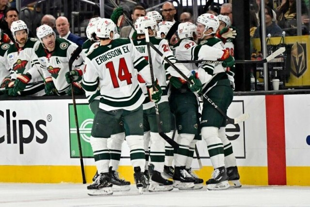 Mats Zuccarello (delvis skjult bakerst til høyre) og Minnesota Wild tok en viktig borteseier mot Vegas Golden Knights natt til onsdag norsk tid.