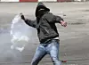 En palestiner returnerer en tåregassbeholder mot israelske styrker under sammenstøt i Hebron på Vestbredden, 31. mars 2018. Scanpix/AP.