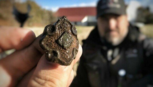 Dekorativt metallbeslag fra vikingtiden, funnet av detektorist John Kvanli. Hvis metallsøkevirksomhet innstrammes vil denne typen funn svinne hen, ifølge de som har reagert på forslaget til ny kulturmiljølov.
