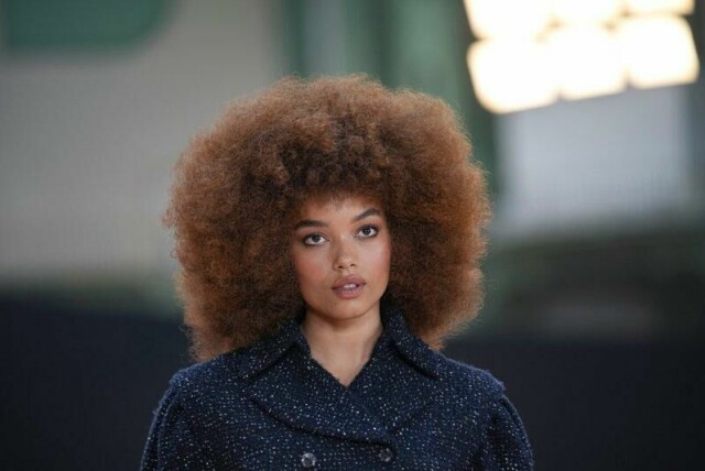 Whitney Peak på Chanel-visning i mars.