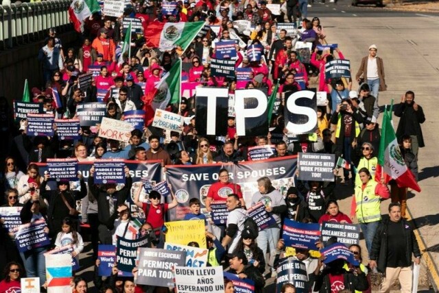 Migranter som har vært i USA i årevis, demonstrerer for arbeidstillatelser under TPS-programmet.