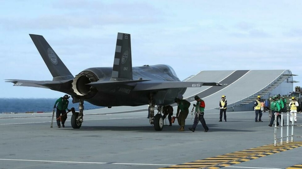 Hangarskipet HMS Queen Elizabeth, som bærer med seg kampfly av typen F-35, skal delta i seilasen gjennom Sør-Kina-havet. Foto: NTB / AFP