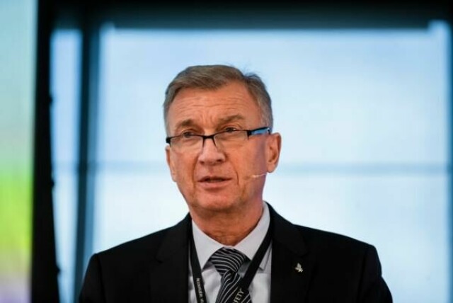 Jon Erik Reinhardsen fortsetter som styreleder i Equinor, her fotografert på en pressekonferanse i 2020.