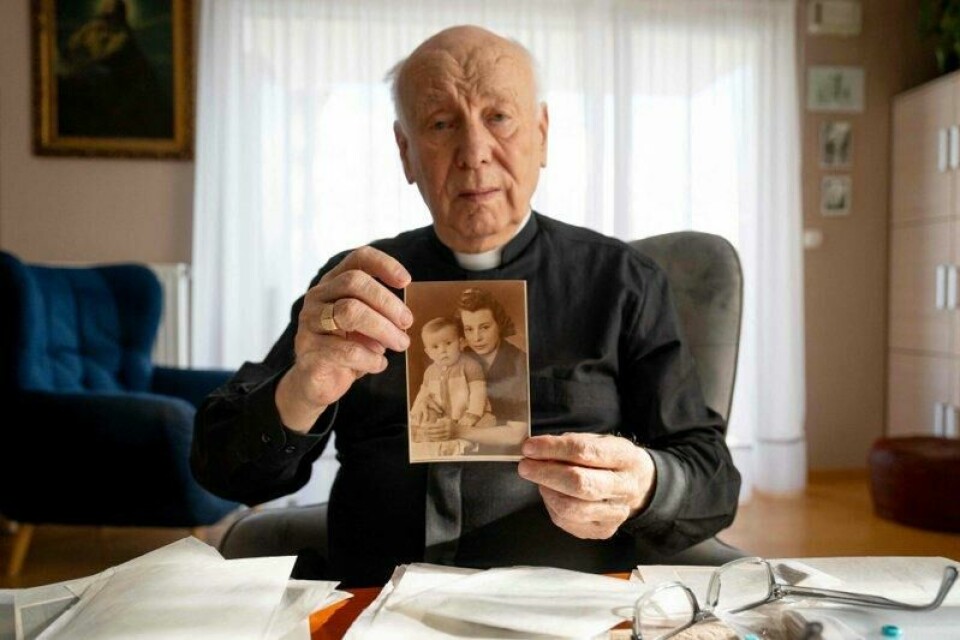 Father Mikolaj Sklodowski og de andre overlevende fra Ravensbrück er bekymret for at folkemordet på seks millioner jøder skal bli glemt når de selv dør. Father Mikolaj Sklodowski og de andre overlevende fra Ravensbrück er bekymret for at folkemordet på seks millioner jøder skal bli glemt når de selv dør. Foto: MATEUSZ SLODKOWSKI / AFP