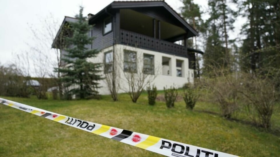 Politiet har sperret av boligen til ekteparet Hagen i Sloraveien 4 på Lørenskog etter at Anne-Elisabeth Hagens ektemann Tom Hagen ble pågrepet i en politiaksjon på Lørenskog.