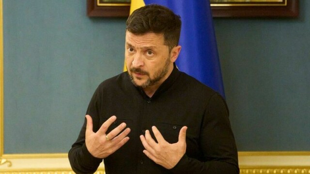 Ukrainas president Volodymyr Zelenskyj møtte pressen i Kyiv mandag.