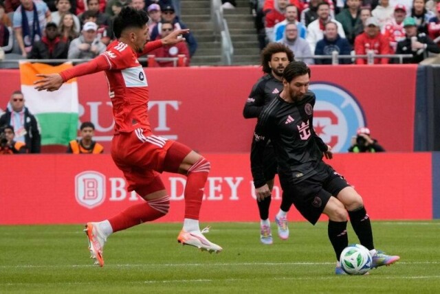 Chicago Fire-forsvarer Mauricio Pineda (til venstre) i kamp mot Lionel Messi under første periode av søndagens kamp.