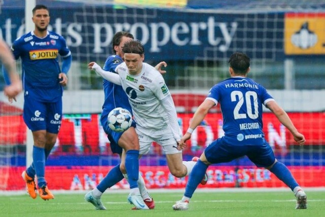 Jonas Therkelsen (i hvit drakt) under eliteseriekampen i fotball mellom Sandefjord Fotball og Strømsgodset på Jotun Arena.