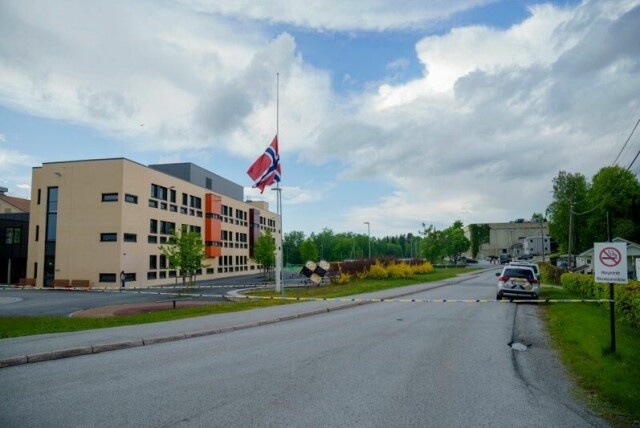 Lærer og fotballspiller Kristoffer Trandum Nordlie (30) ble påkjørt og døde mandag da han var på jobb ved Vilberg ungdomsskole i Eidsvoll, der man etter ulykken flagget på halv stang.