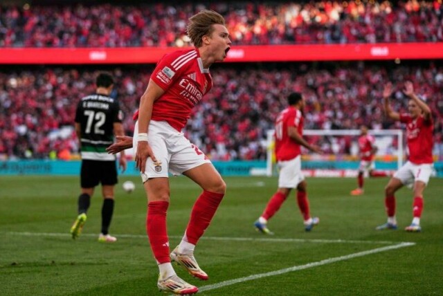 Andreas Schjelderup feirer en Benfica-scoring.