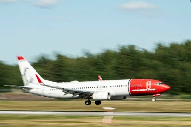 2,3 millioner passasjerer fløy med Norwegian og Widerøe i april.