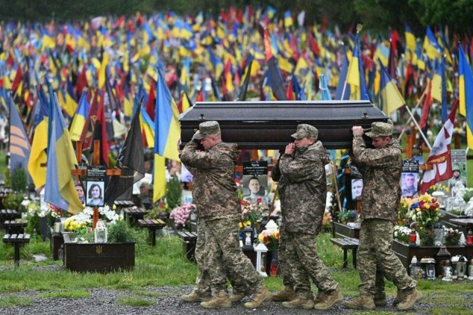 Øyvind Brigg forteller at det gjorde inntrykk å være på æreskirkegården i Lviv. Øyvind Brigg forteller at det gjorde inntrykk å være på æreskirkegården i Lviv. Foto: AFP / NTB
