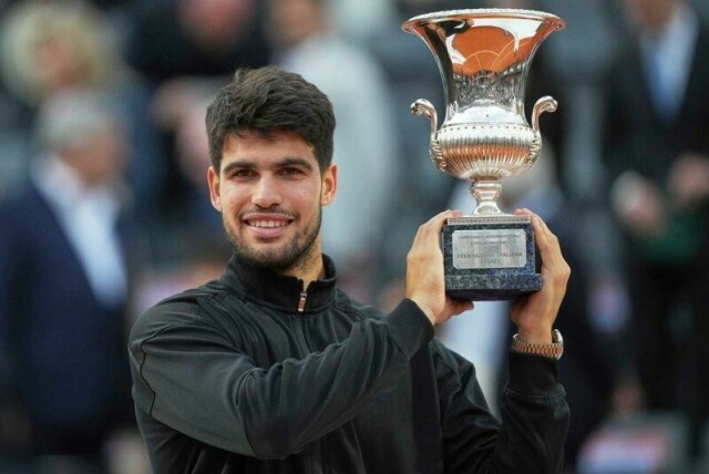 Carlos Alcaraz med trofeet etter seieren i Internazionali d'Italia i Roma.