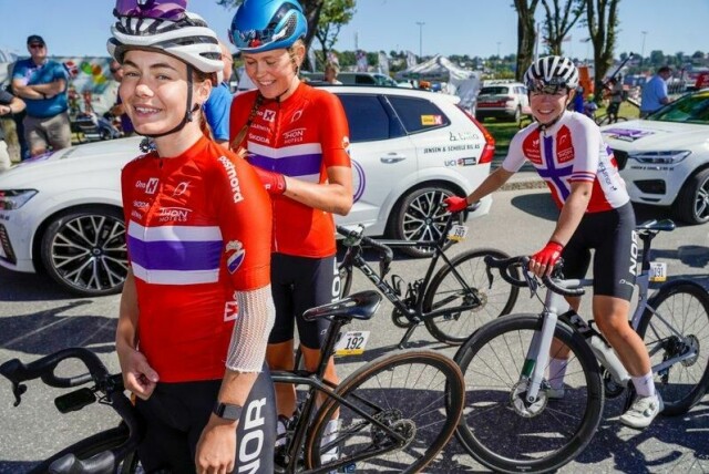Sigrid Ytterhus Haugset (i midten) pådro seg brudd i hoften under Paris-Roubaix i helgen. Her under Tour of Scandinavia i 2022.