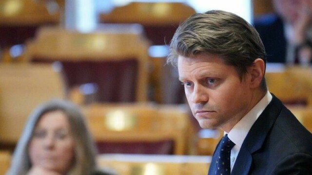 Peter Frølich er blant stortingspolitikerne som reagerer på dommen som åpner for at to voldtektsdømte transkvinner kan sone i kvinnefengsel.