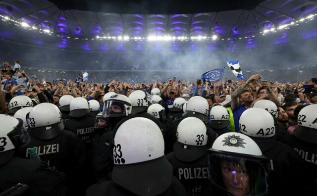 Politiet i Hamburg fikk nok å gjøre lørdag kveld.